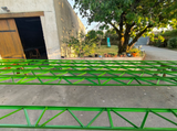 Structure métallique verte dans un jardin, photo partagée par un client Métaltop