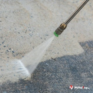Décaper avec décapant, dérouillant, dérochant ou anti mousse