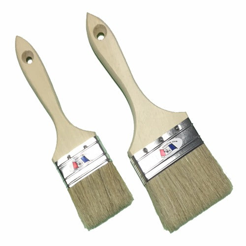 Deux pinceaux plats à manche en bois, poils beige et virole métallique