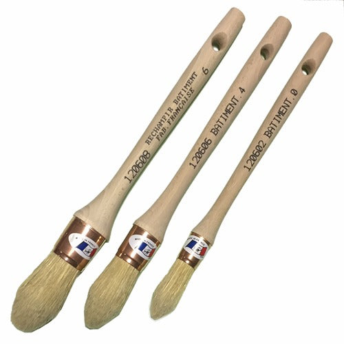 Trois pinceaux de bâtiment à poils clairs et manches en bois, tailles 0, 4 et 6
