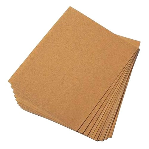 Pile de feuilles rectangulaires brun clair au grain texturé, type liège ou papier kraft