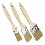 Lot de trois pinceaux plats à manche en bois, poils beiges et virole métallique