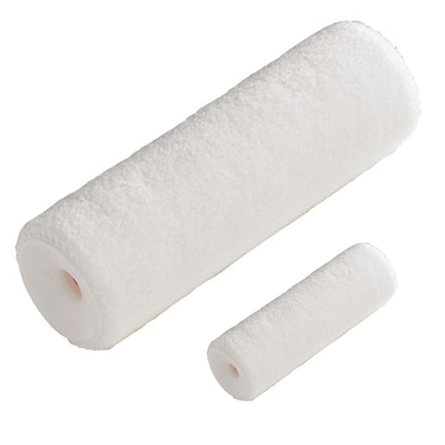 Rouleaux de peinture blancs de deux tailles, grand et petit, à poils courts