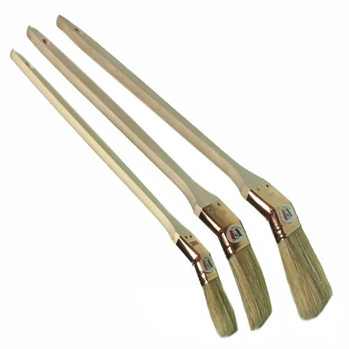 Trois pinceaux à long manche en bois coudé, virole cuivrée et poils clairs
