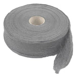 Rouleau de laine d'acier gris enroulé sur un mandrin en carton, bout pendant