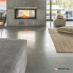 Salon moderne avec cheminée encastrée dans un mur en béton, sol en béton ciré gris et tapis en jute