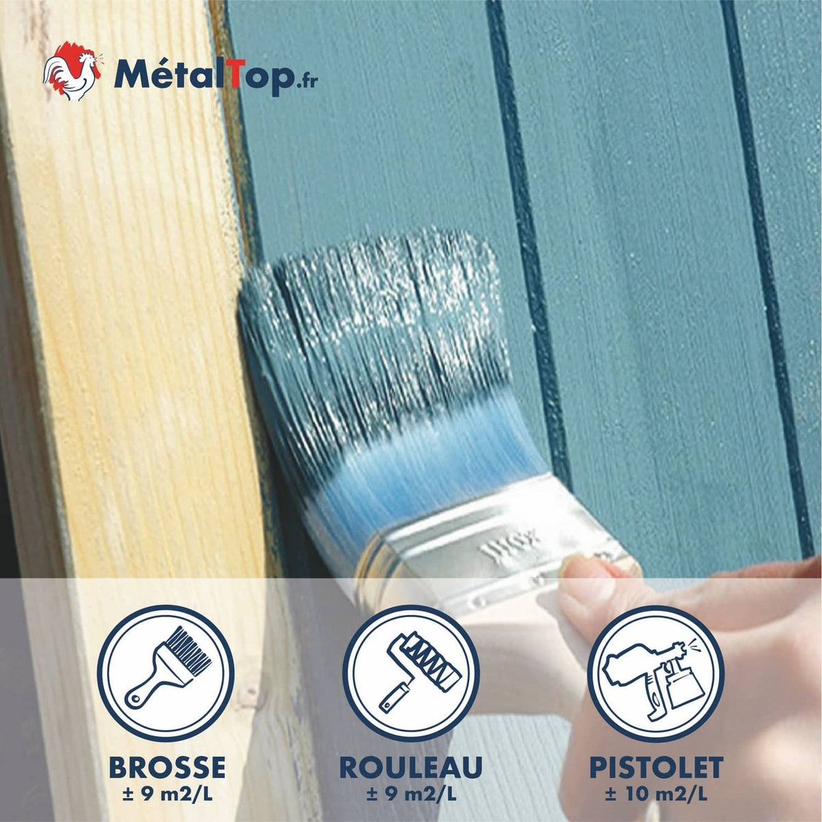 Peinture bleu-gris appliquée à la brosse sur une planche en bois, à côté du bois brut