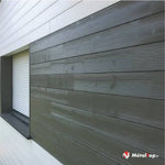 Bardage horizontal gris effet bois et fenêtre avec volet roulant blanc