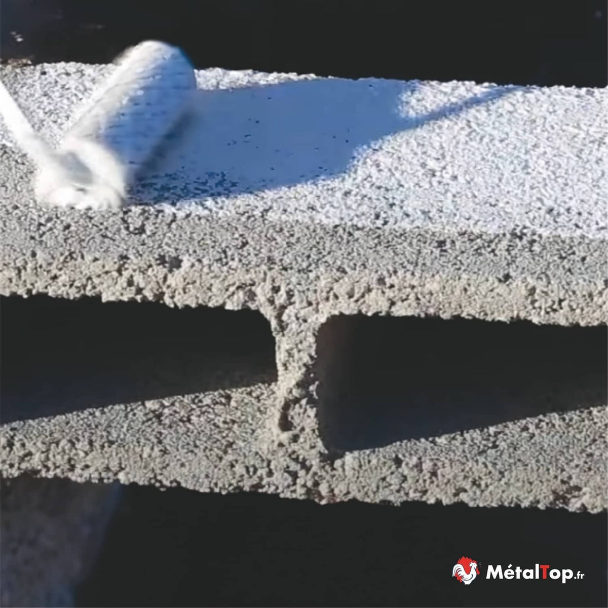 Caillebotis gris à surface rugueuse et ouvertures rectangulaires, vu en gros plan