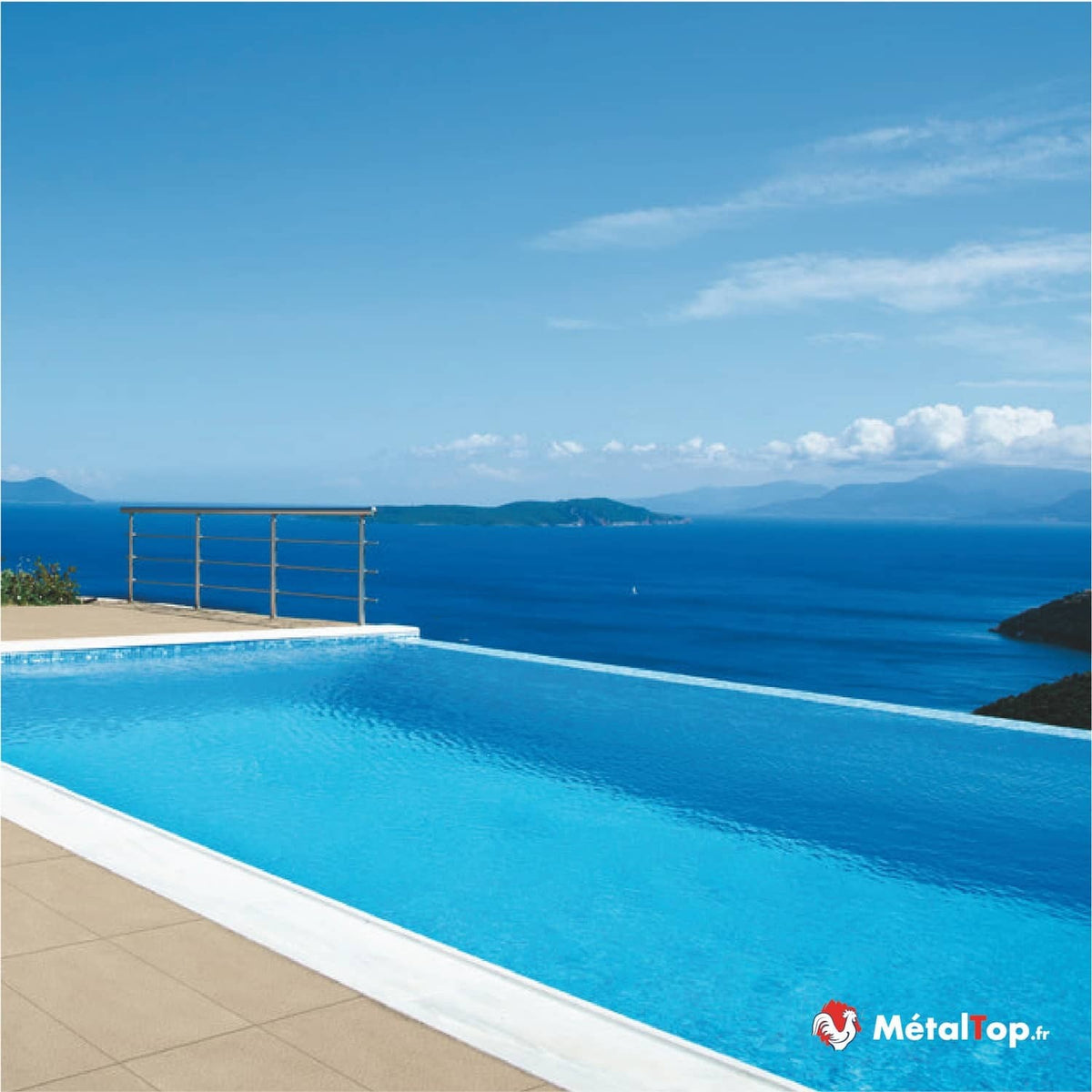 Piscine à débordement avec vue sur la mer et les îles, garde-corps en inox sous ciel bleu