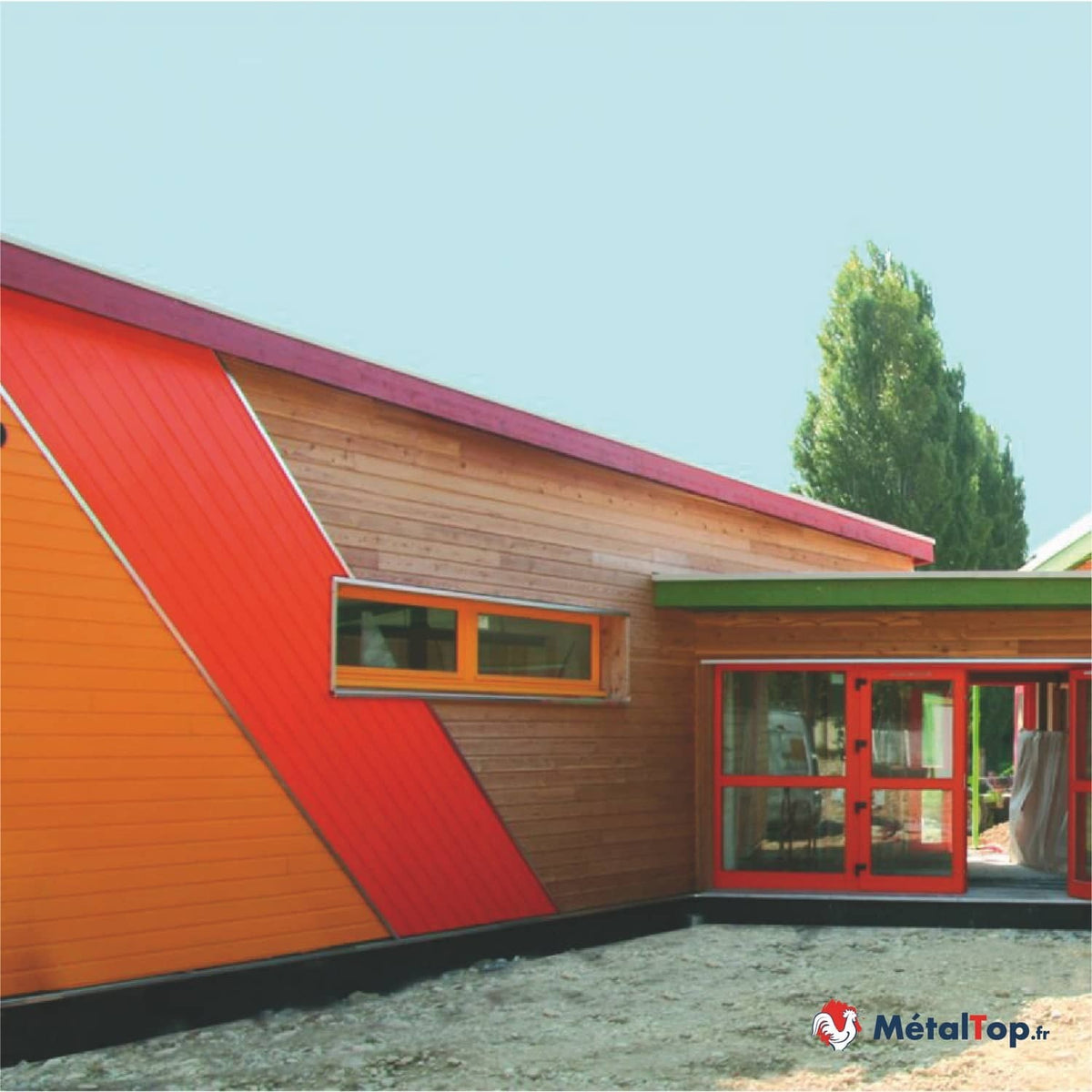 Bâtiment en bois à façades orange et rouges, avec portes-fenêtres rouges et toiture colorée