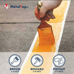 Peinture orange appliquée à la brosse sur une bande blanche au sol, rendements par outil
