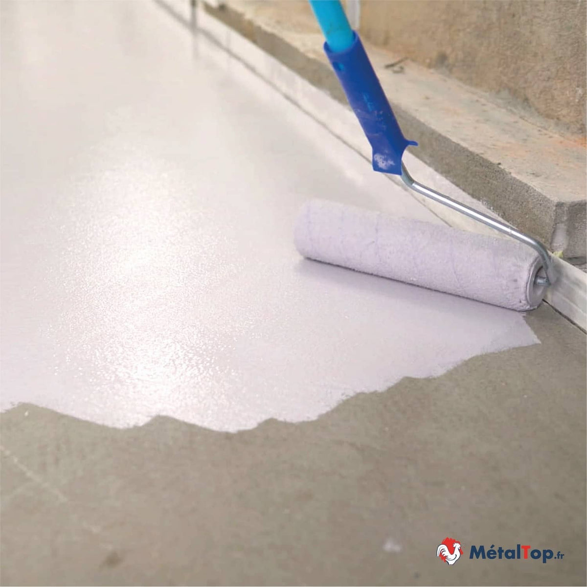 Application au rouleau d'un revêtement blanc sur une dalle en béton gris