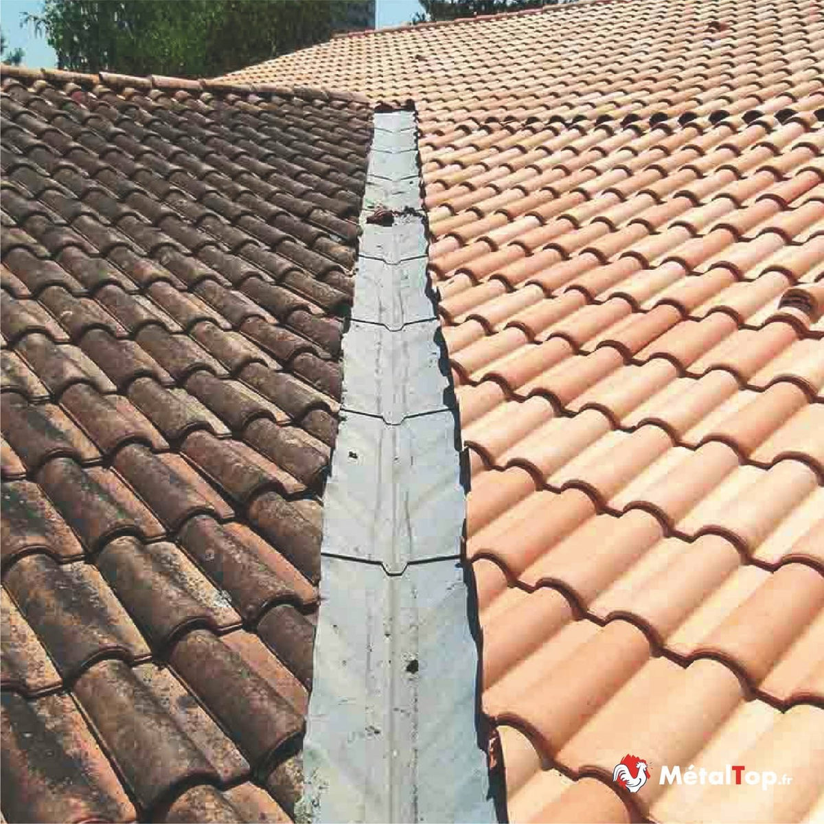 Noue métallique entre deux pans de toiture en tuiles, brunes à gauche et orangées à droite