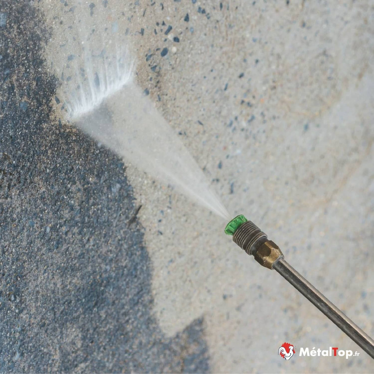 Nettoyage au jet haute pression d'une surface en béton avec lance à buse verte