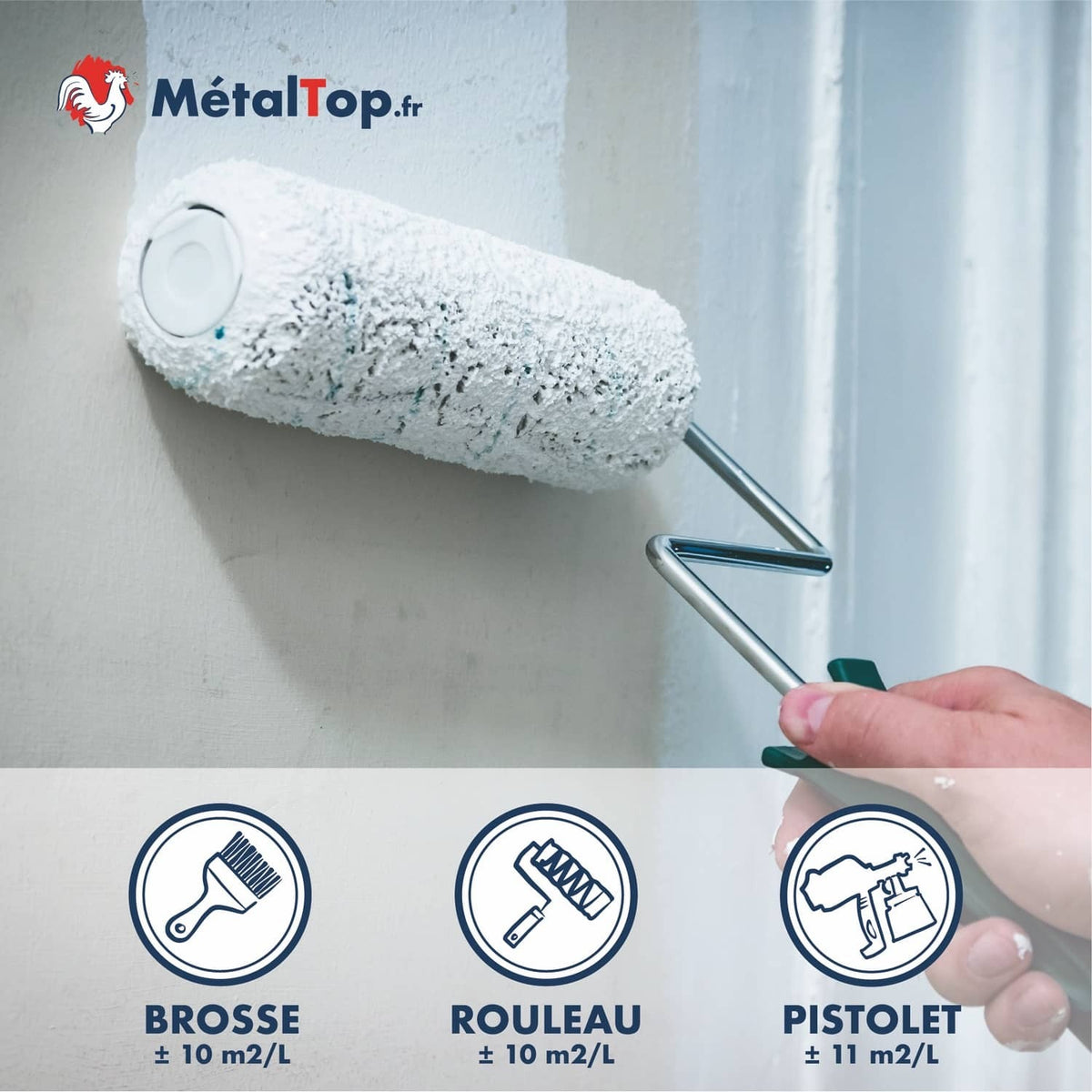 Peinture blanche appliquée au rouleau sur un mur, avec rendements : brosse, rouleau et pistolet