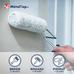 Peinture blanche appliquée au rouleau sur un mur, avec rendements : brosse, rouleau et pistolet