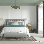 Chambre cosy : lit à tête capitonnée grise, linge blanc, plaid sarcelle, chevets en bois