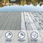 Ponton en bois : moitié peinte en gris à gauche, bois usé et patiné à droite, au bord d'un lac