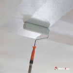 Application de peinture blanche au rouleau sur un plafond texturé