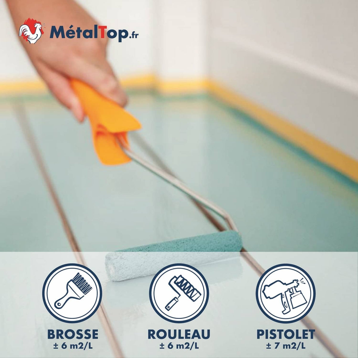 Application au rouleau de peinture turquoise sur un sol, avec rendements brosse, rouleau, pistolet