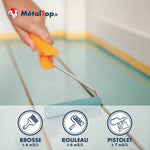 Application au rouleau de peinture turquoise sur un sol, avec rendements brosse, rouleau, pistolet
