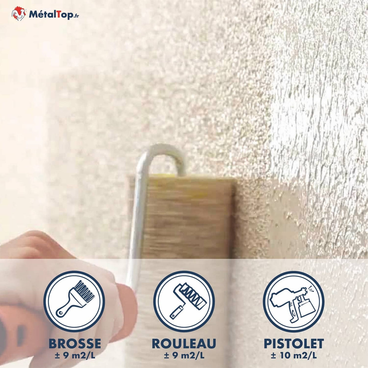 Application d'une peinture texturée blanche au mur : brosse, rouleau ou pistolet, 9 à 10 m²/L