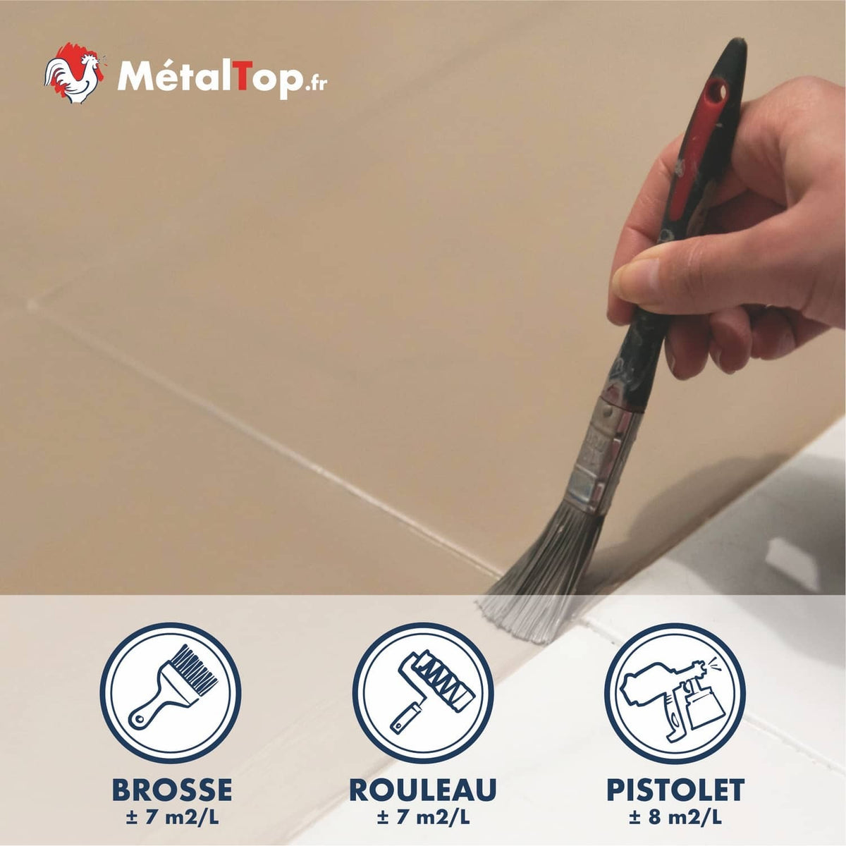 Application de peinture blanche au pinceau sur un bord de mur beige, avec rendements MétalTop par outil