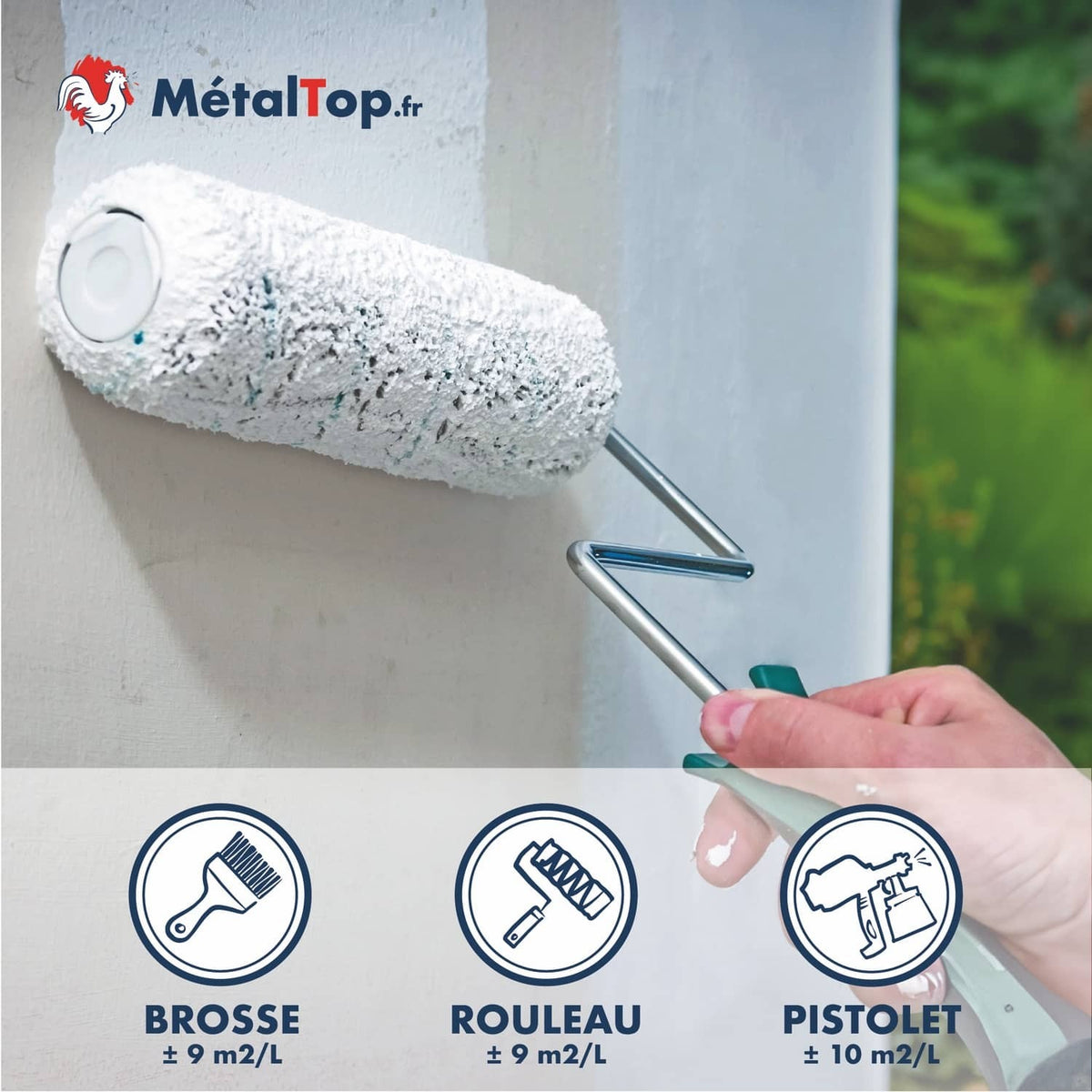 Peinture blanche MétalTop appliquée au rouleau sur un mur, rendements brosse, rouleau et pistolet