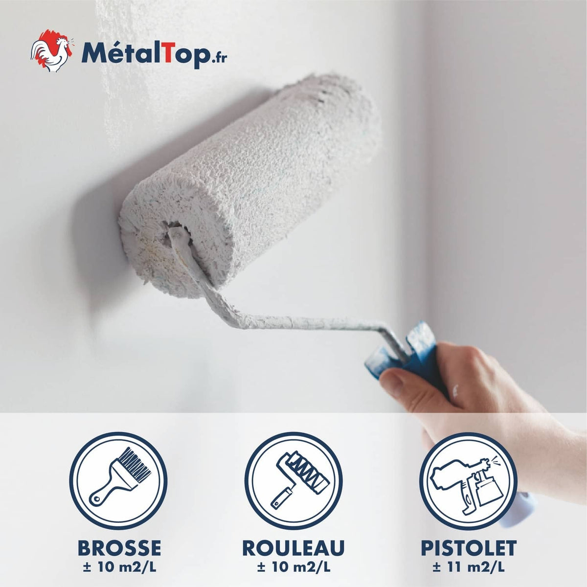 Peinture blanche MétalTop appliquée au rouleau sur un mur, rendements brosse, rouleau et pistolet