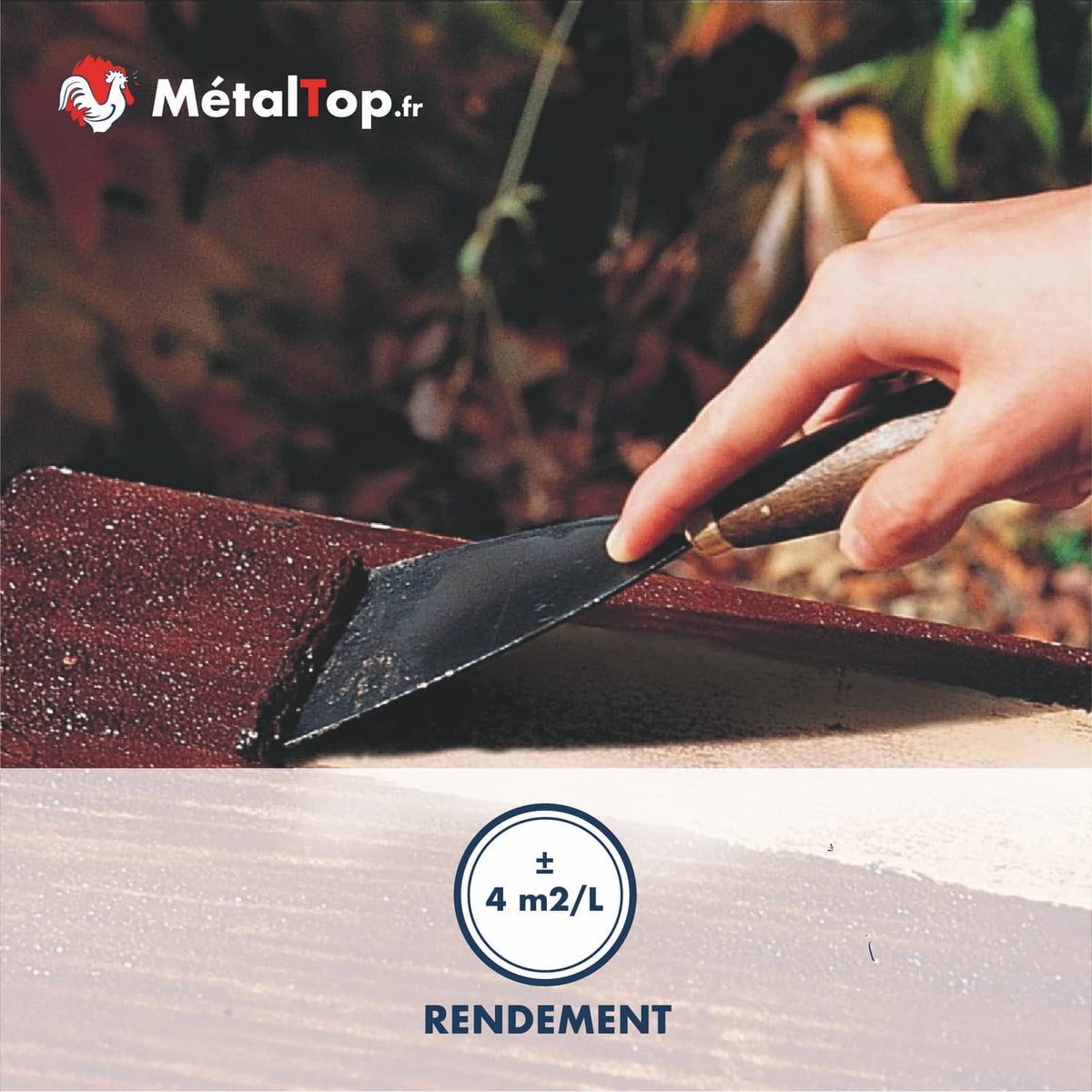 Application d'enduit bitumineux rouge à la spatule sur une plaque de toiture, rendement ±4 m²/L