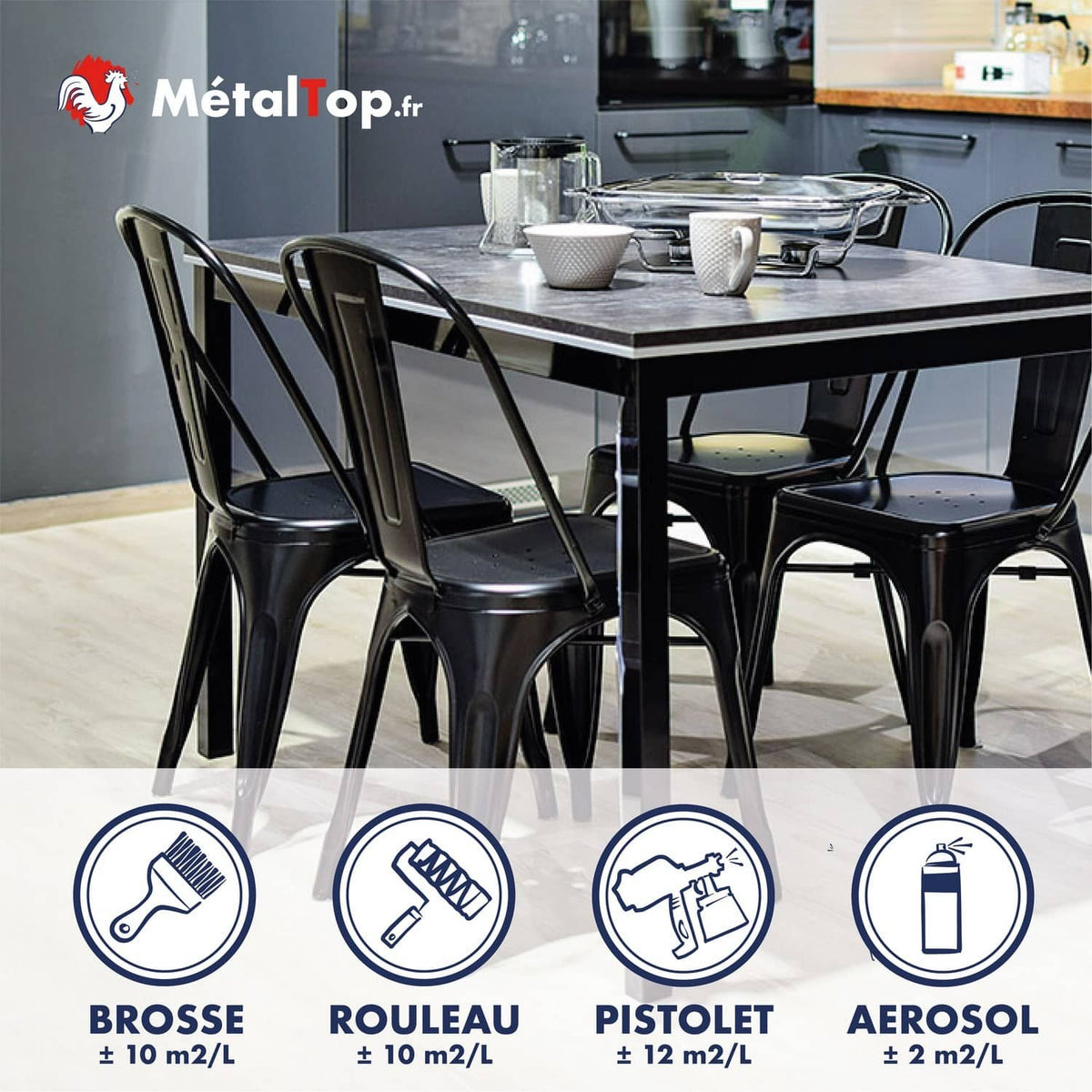 Chaises noires en métal autour d'une table, pictogrammes brosse, rouleau, pistolet et aérosol