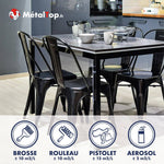 Chaises noires en métal autour d'une table, pictogrammes brosse, rouleau, pistolet et aérosol