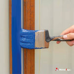 Peinture bleue appliquée au pinceau sur un profilé métallique rouillé