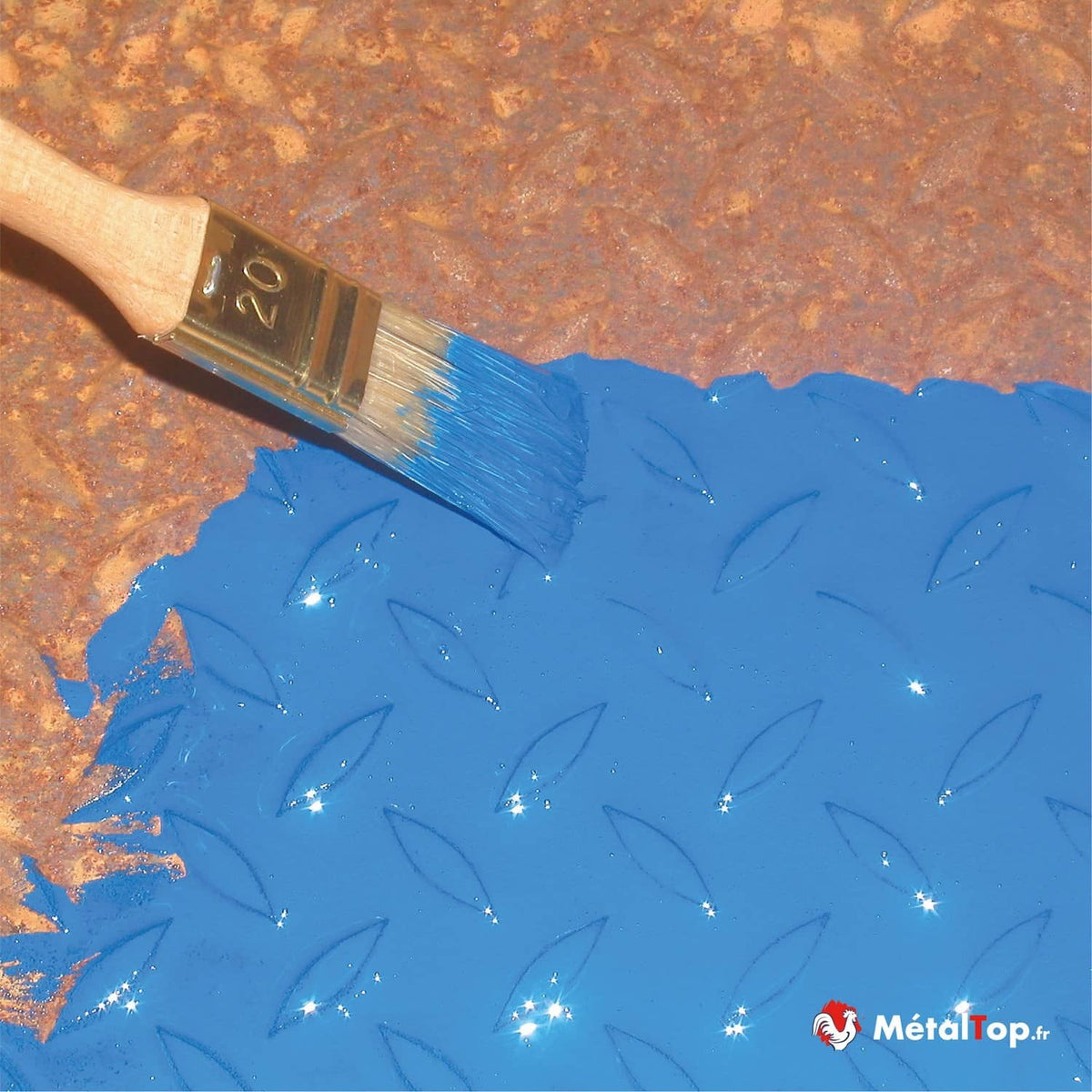 Pinceau appliquant une peinture bleue sur une tôle striée rouillée