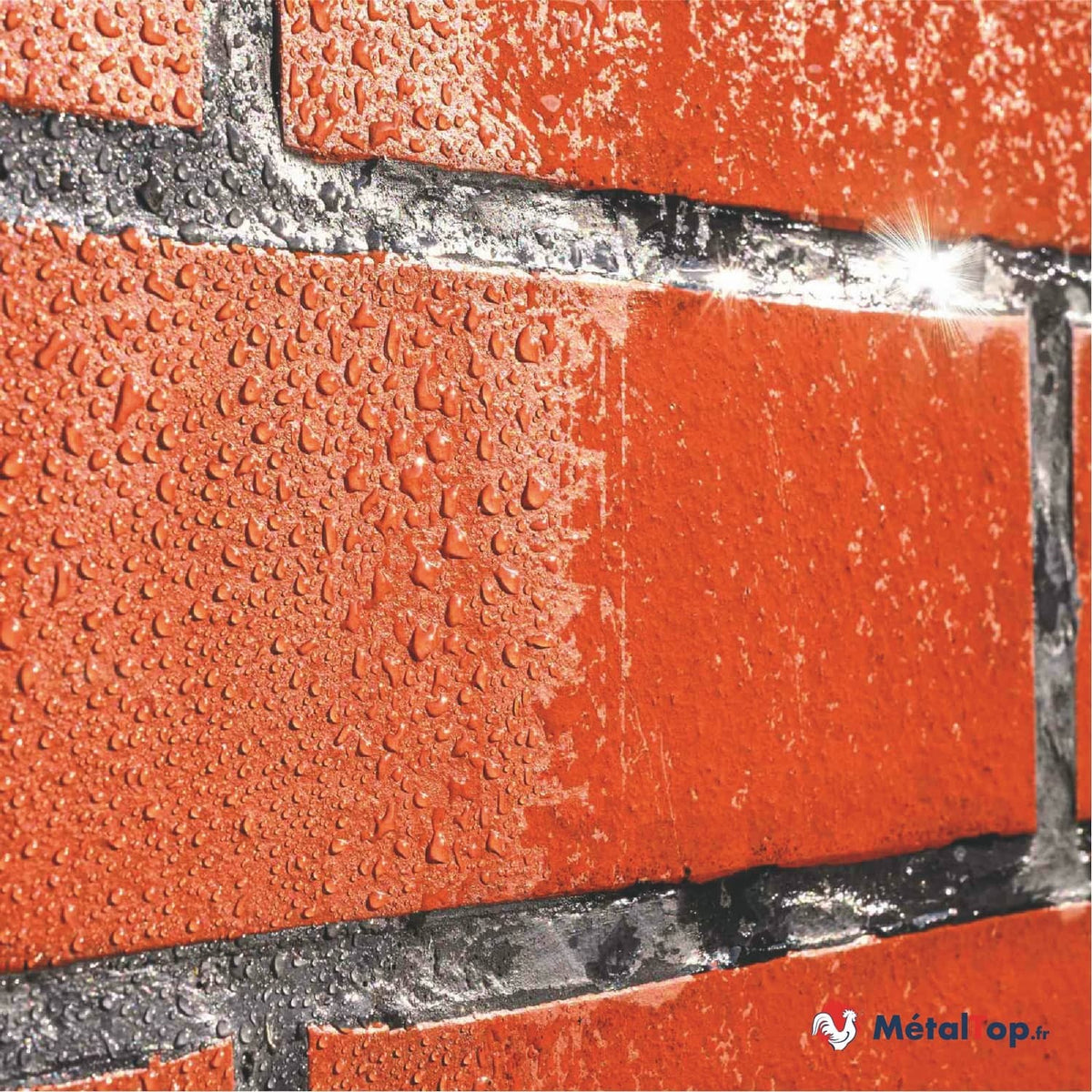 Mur en briques rouges à joints noirs, gouttes d'eau perlant en surface (effet hydrofuge)