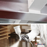 Application de peinture blanche au pistolet sur une structure métallique