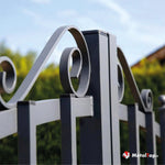 Clôture métallique bicolore à volutes décoratives et poteaux carrés gris anthracite