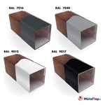 Quatre profilés carrés aux teintes RAL 7016, 7040, 9010 et 9017, avec aspect rouillé à l'intérieur