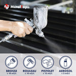 Pistolet à peinture pulvérisant une peinture noire sur métal, rendements comparés par outil