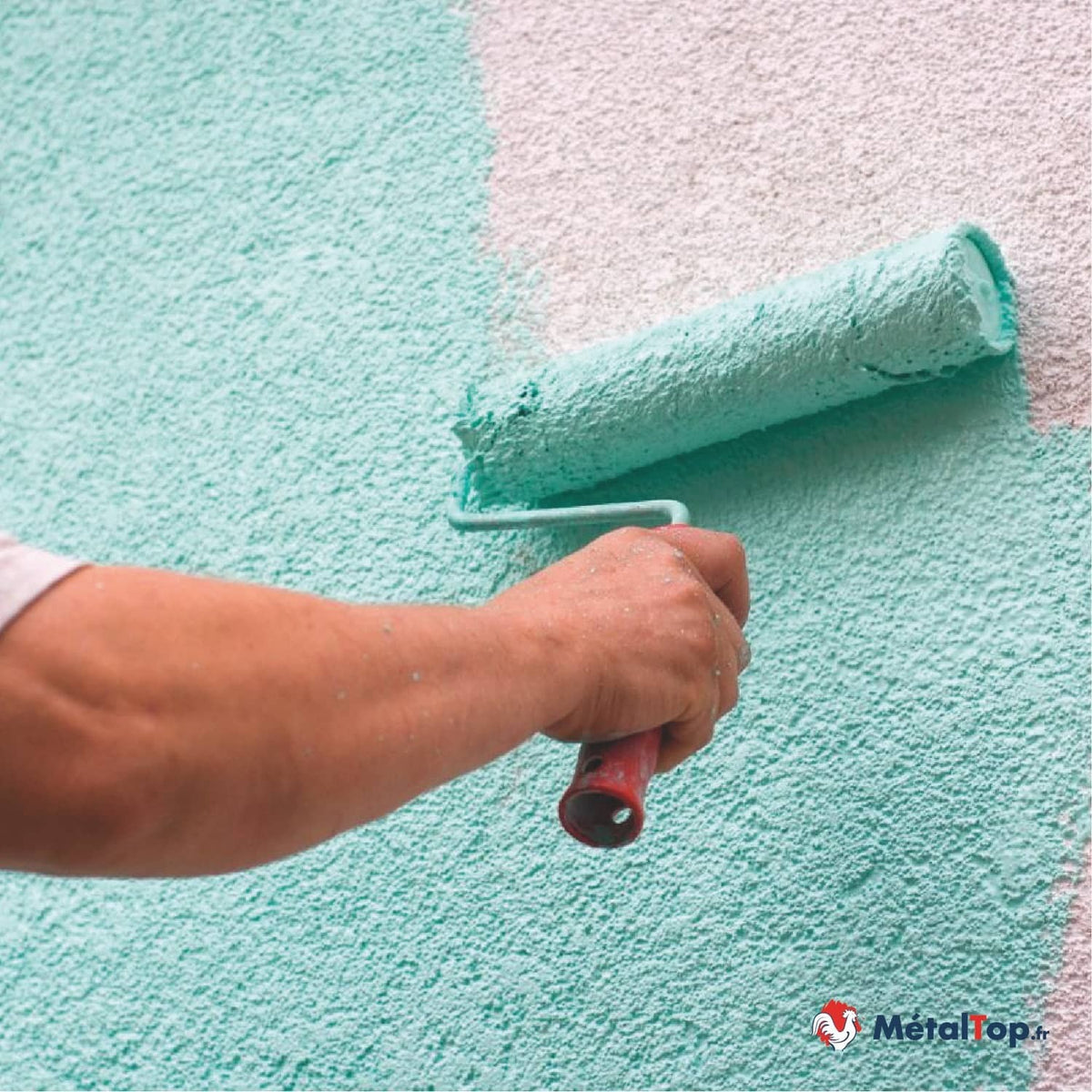 Application d'une peinture texturée turquoise au rouleau sur un mur