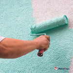 Application d'une peinture texturée turquoise au rouleau sur un mur