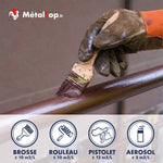 Application de peinture marron à la brosse sur un tube métallique, avec rendements par outil