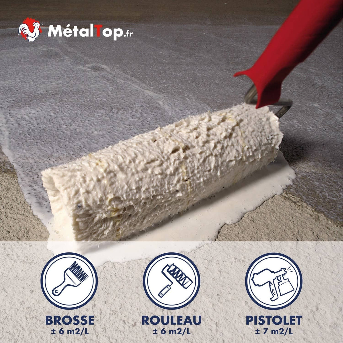 Rouleau à peinture blanc appliquant une peinture liquide sur un sol en béton gris, manche rouge