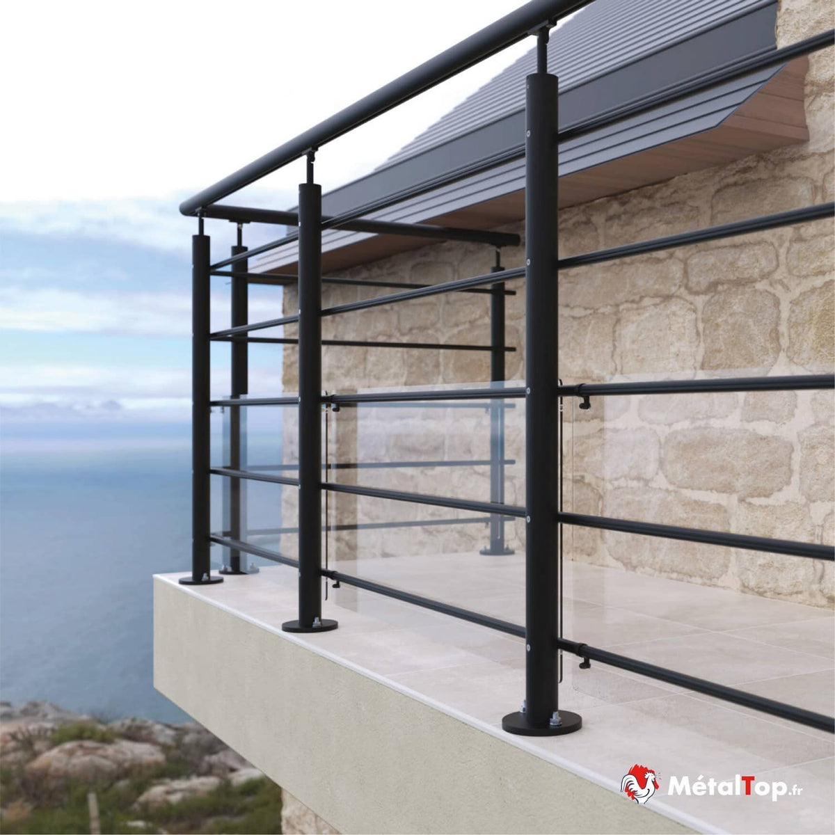 Garde-corps noir à lisses horizontales et verre sur un balcon en pierre donnant sur la mer