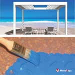 Pergola blanche sur terrasse face à la mer et peinture bleue appliquée au pinceau sur métal rouillé