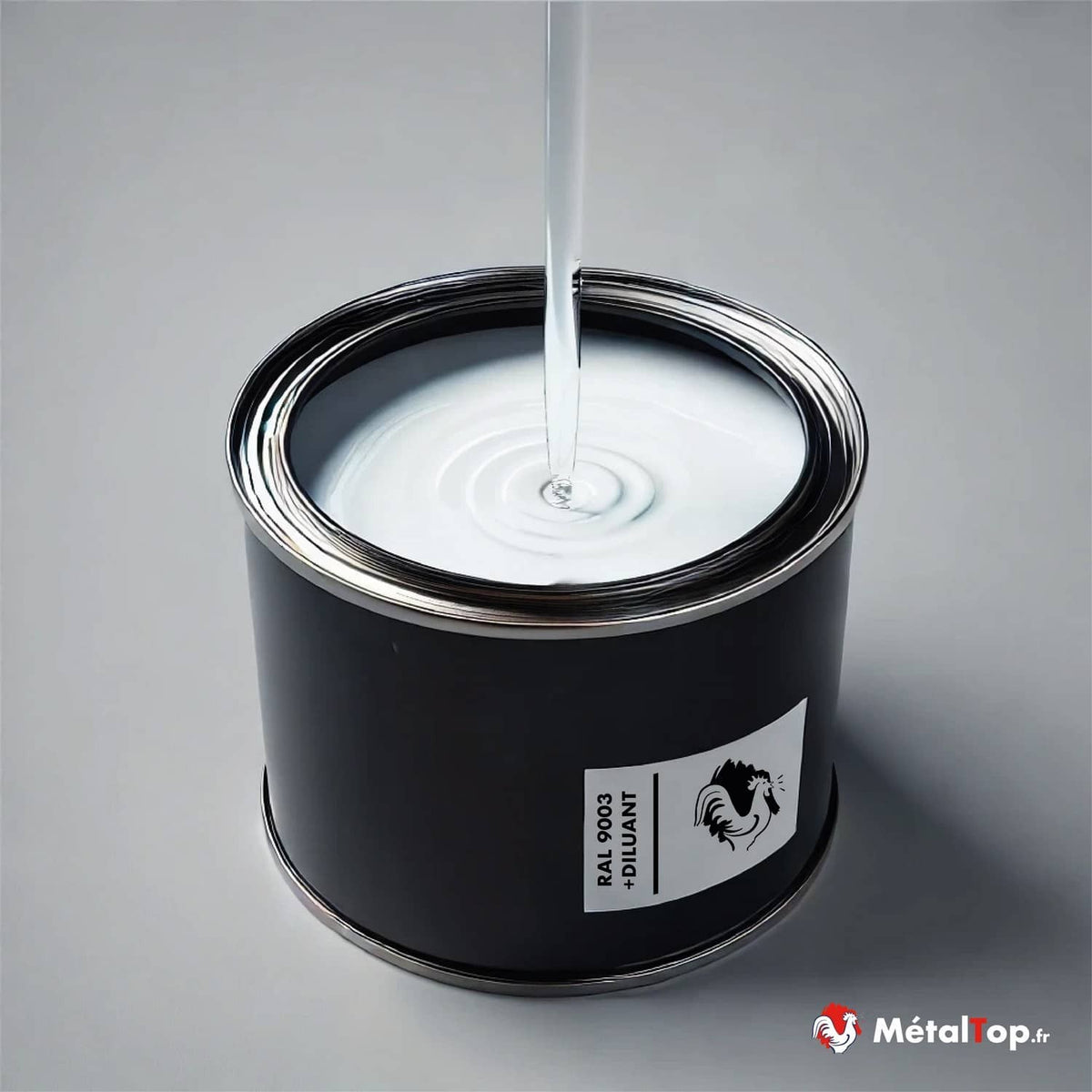 Pot de peinture noir étiqueté RAL 9003 +diluant, peinture blanche versée dedans