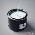 Pot de peinture noir étiqueté RAL 9003 +diluant, peinture blanche versée dedans