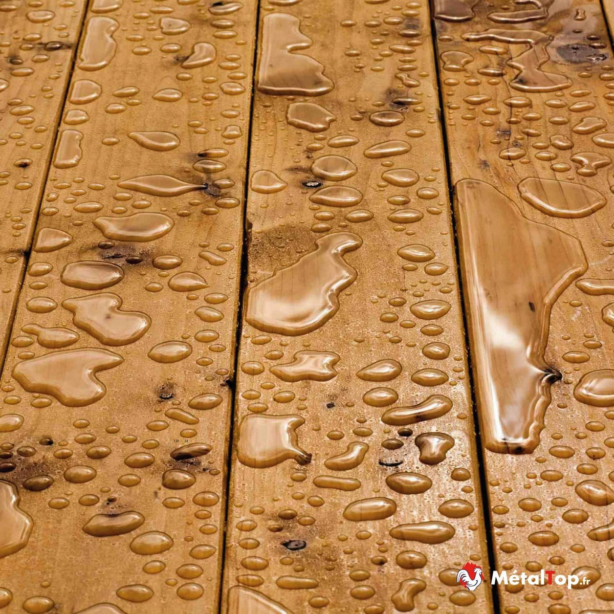 Lames de terrasse en bois couvertes de gouttes d'eau et de flaques après la pluie