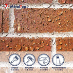 Mur de briques rouges perlé de gouttes d'eau, icônes brosse, rouleau, pistolet et pulvérisateur